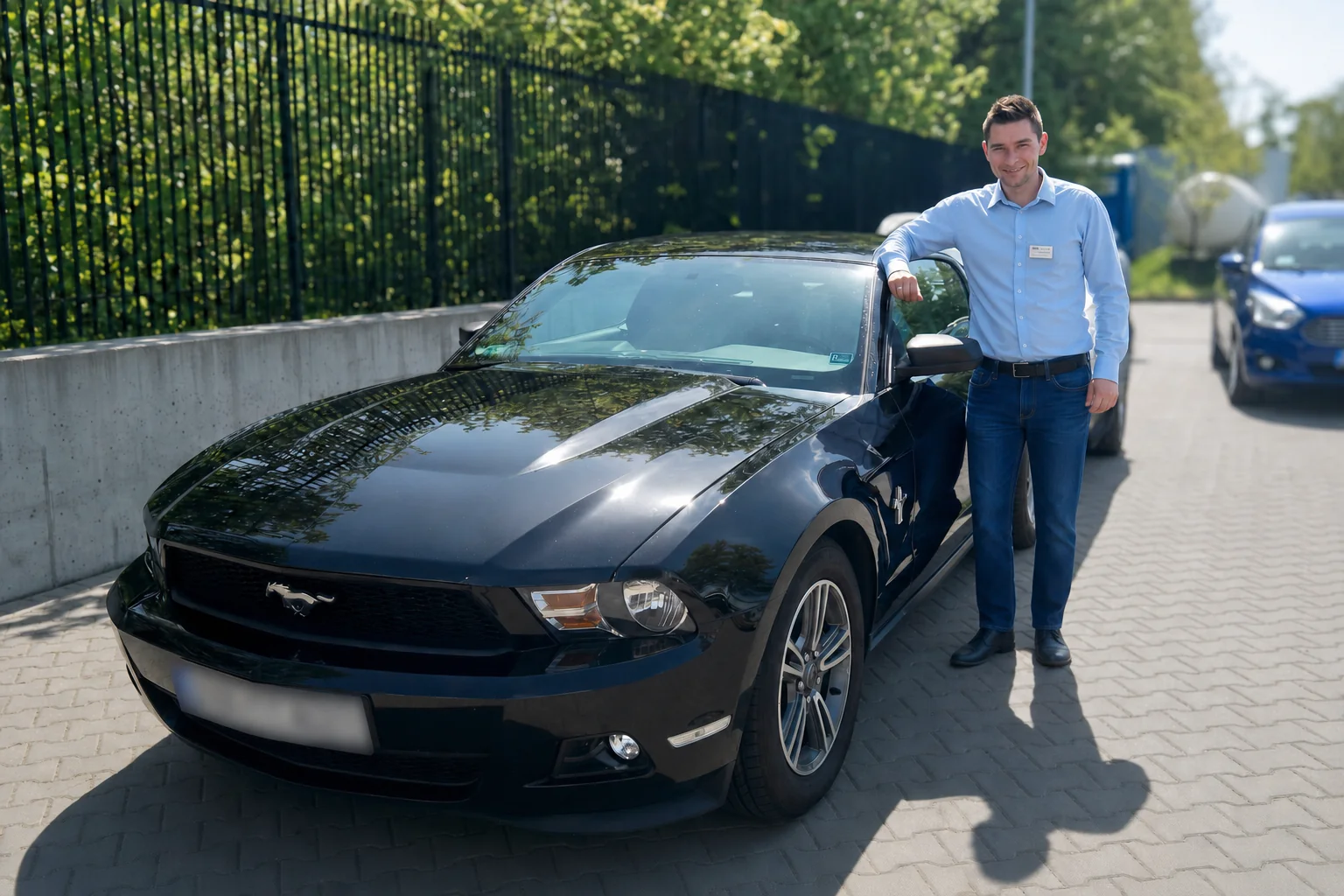 Patryk Piekarski przy samochodzie Ford Mustang